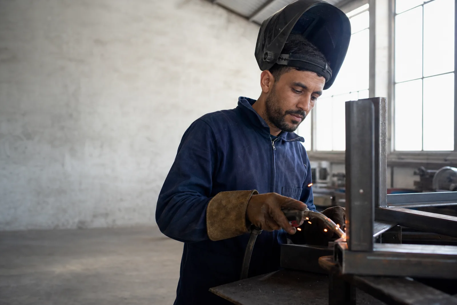 Un soudeur marocain au travail dans son atelier