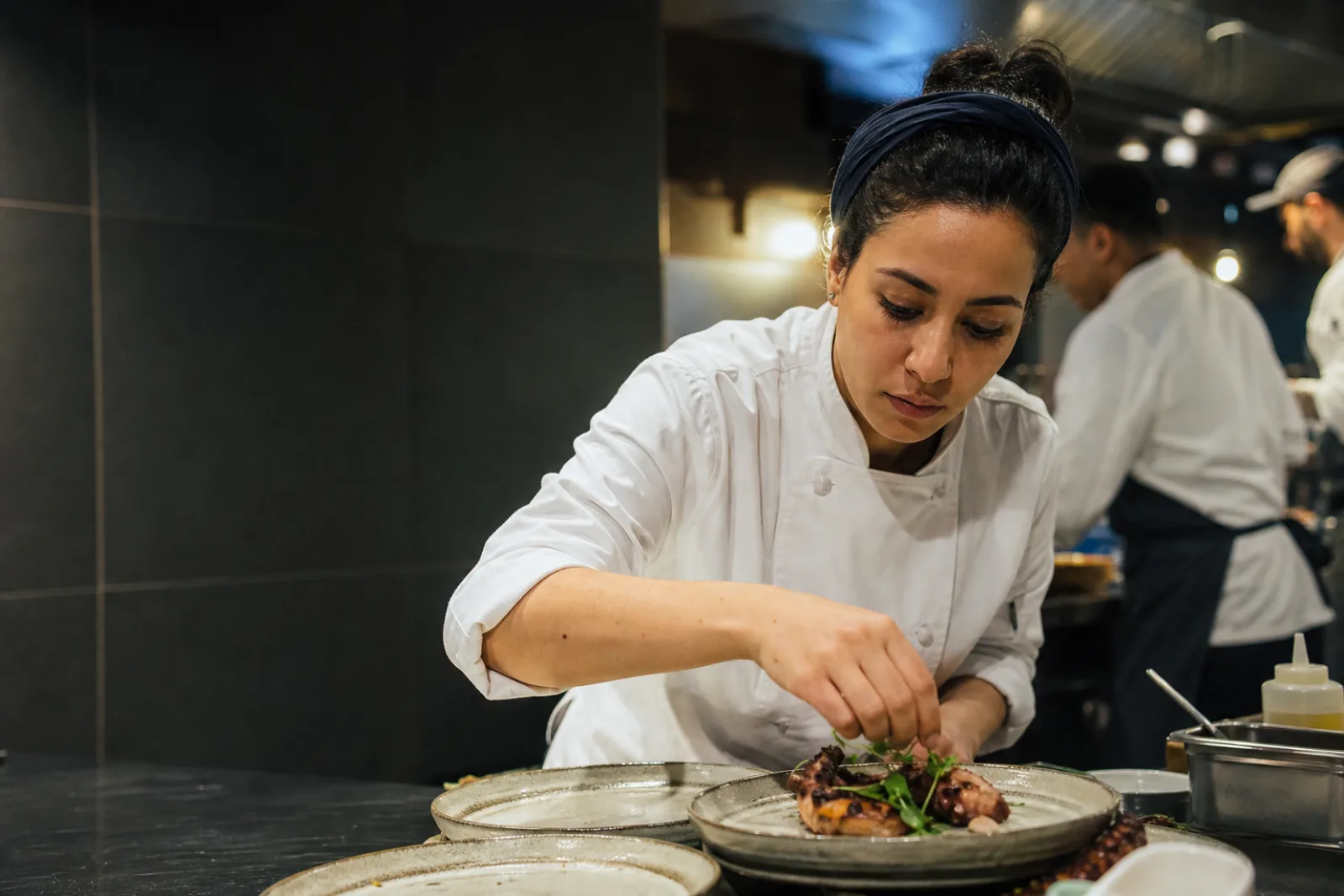 Une cheffe marocaine en cuisine professionnelle