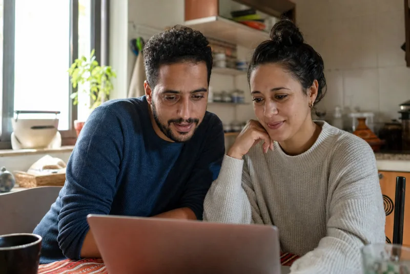 Un couple prépare son dossier d'immigration Entrée express